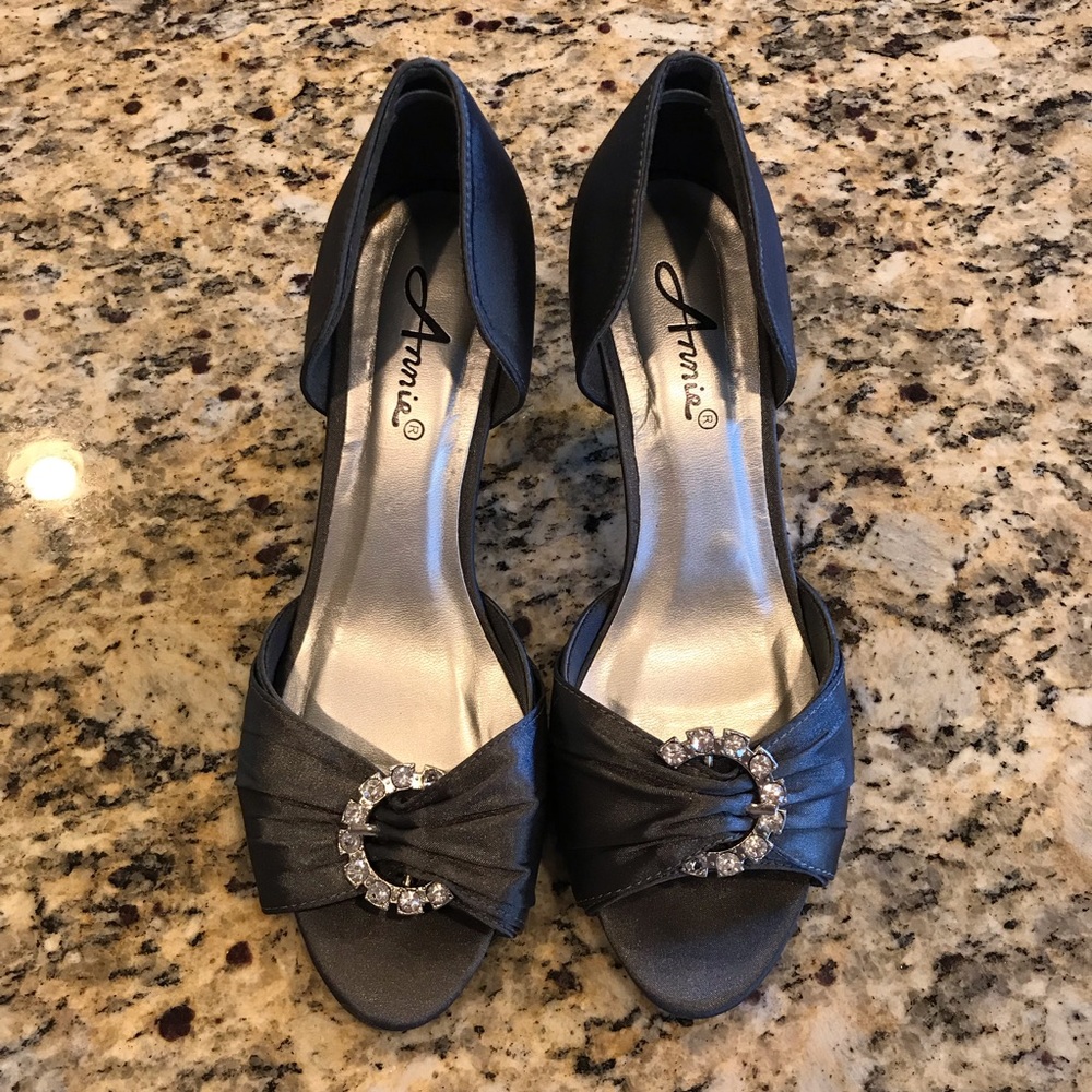 LIKE NEW gray heels